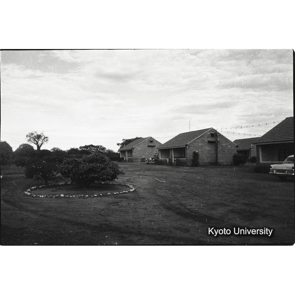 [33コマ目]「ツァボ国立公園の入り口（？）」 (1)