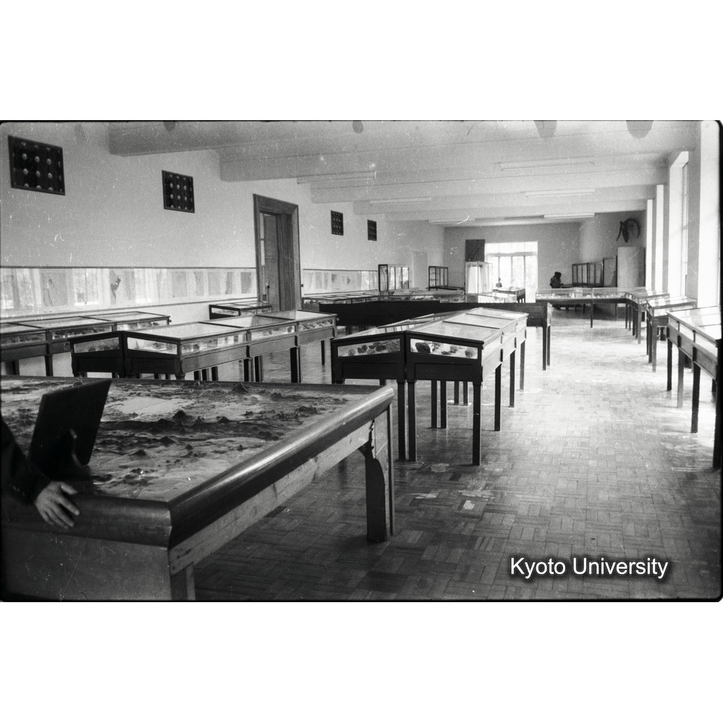 [16コマ目]「鉱物展示」 (1)