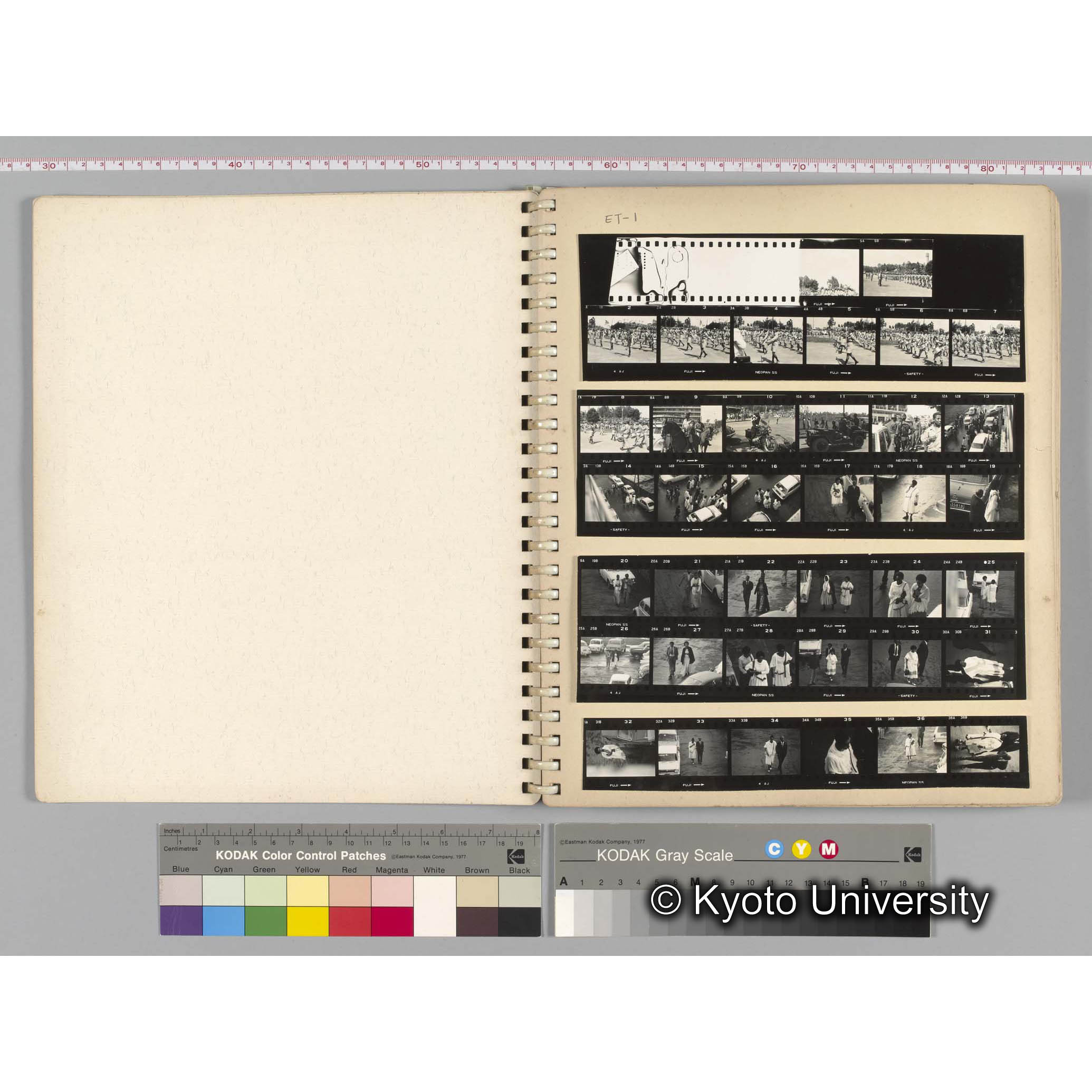 [見開き１][ET-1]革命軍，結婚式に集う人 (1)