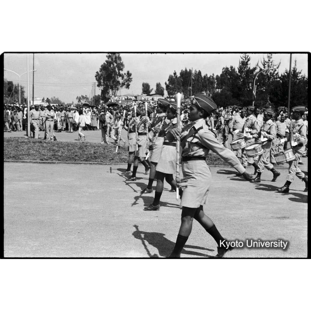 [６コマ目]「女子軍楽隊の行進」 (1)