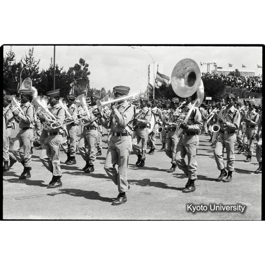 [８コマ目]「軍楽隊」 (1)