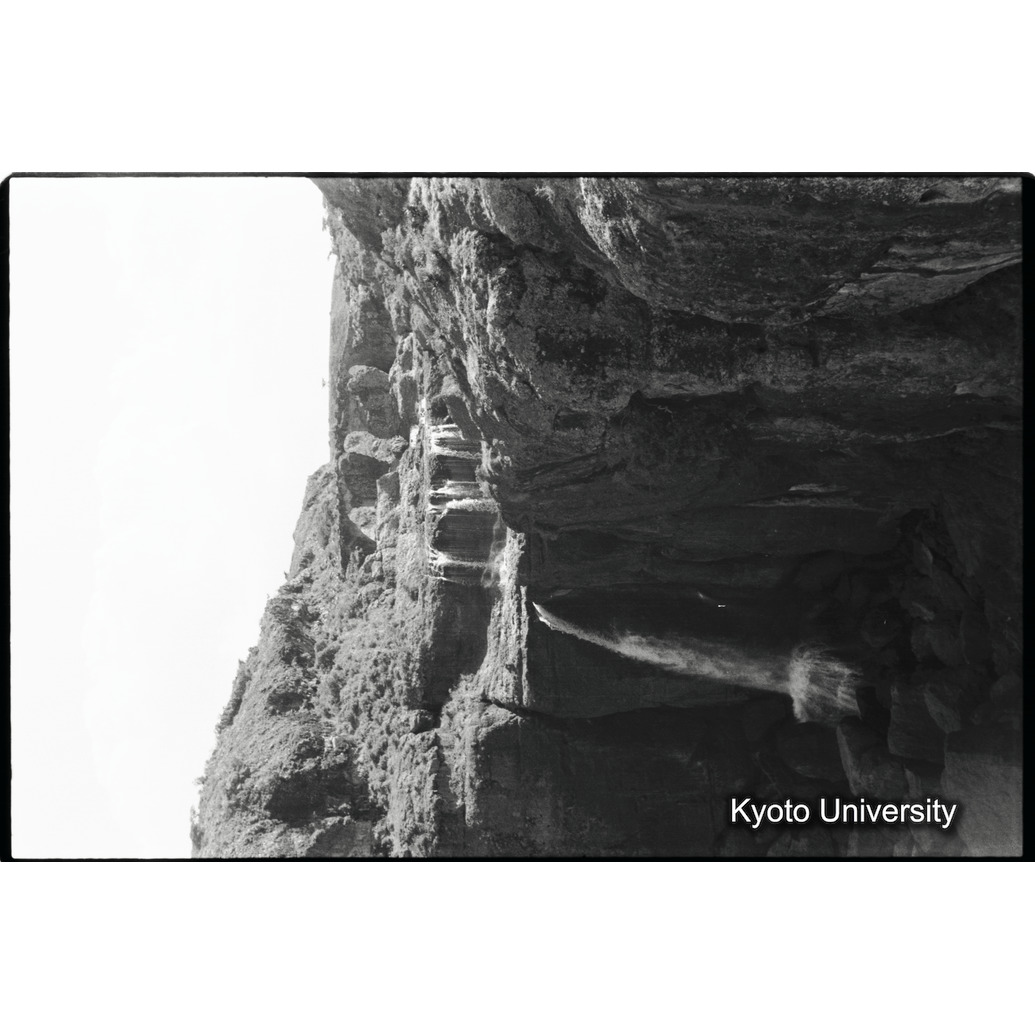 [１１コマ目]「ティッシサット（Tissi Sat)の滝（３）」 (1)