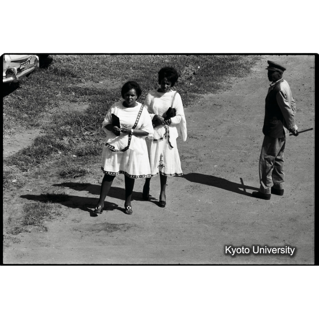 [１７コマ目]「民族衣装の女性」 (1)