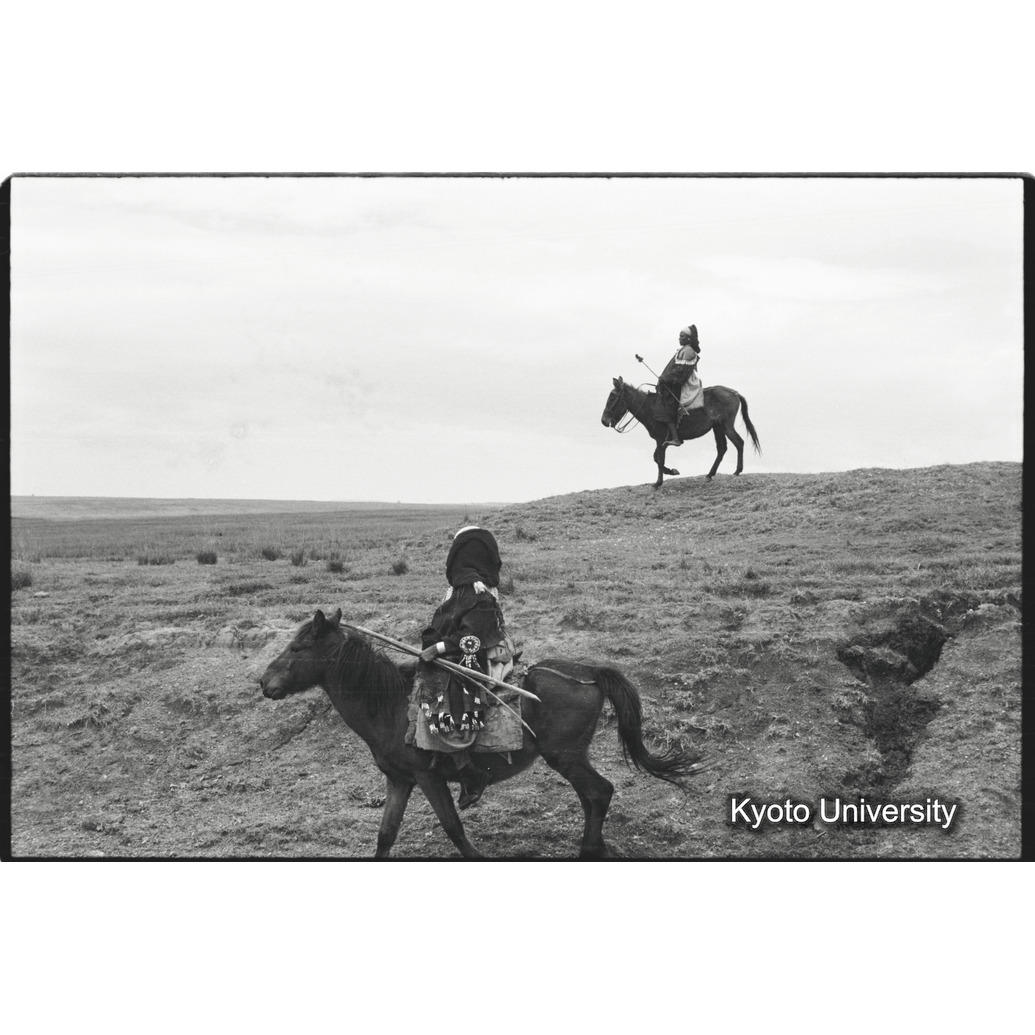 [１８コマ目]「乗馬のシダモ女性（２）」 (1)