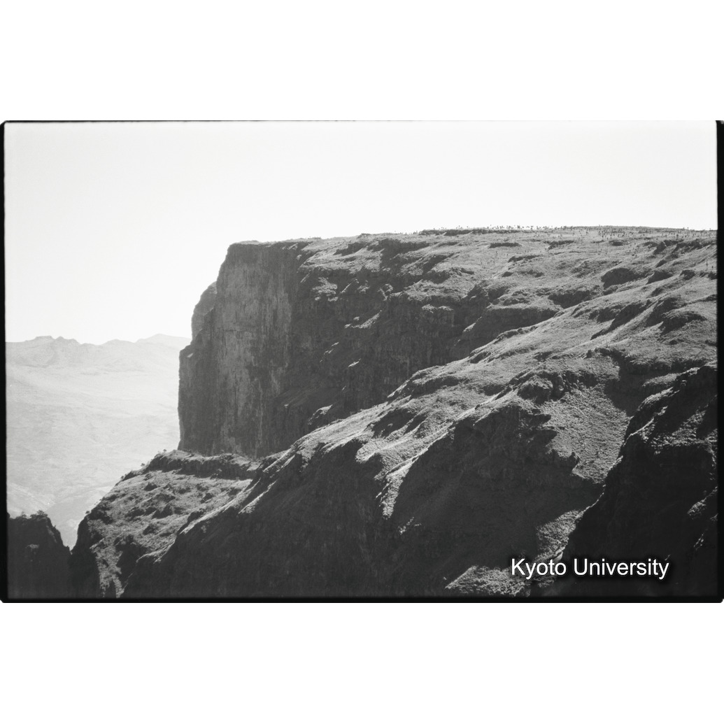 [１８コマ目]「エミエットゴゴの頂上と断崖」 (1)