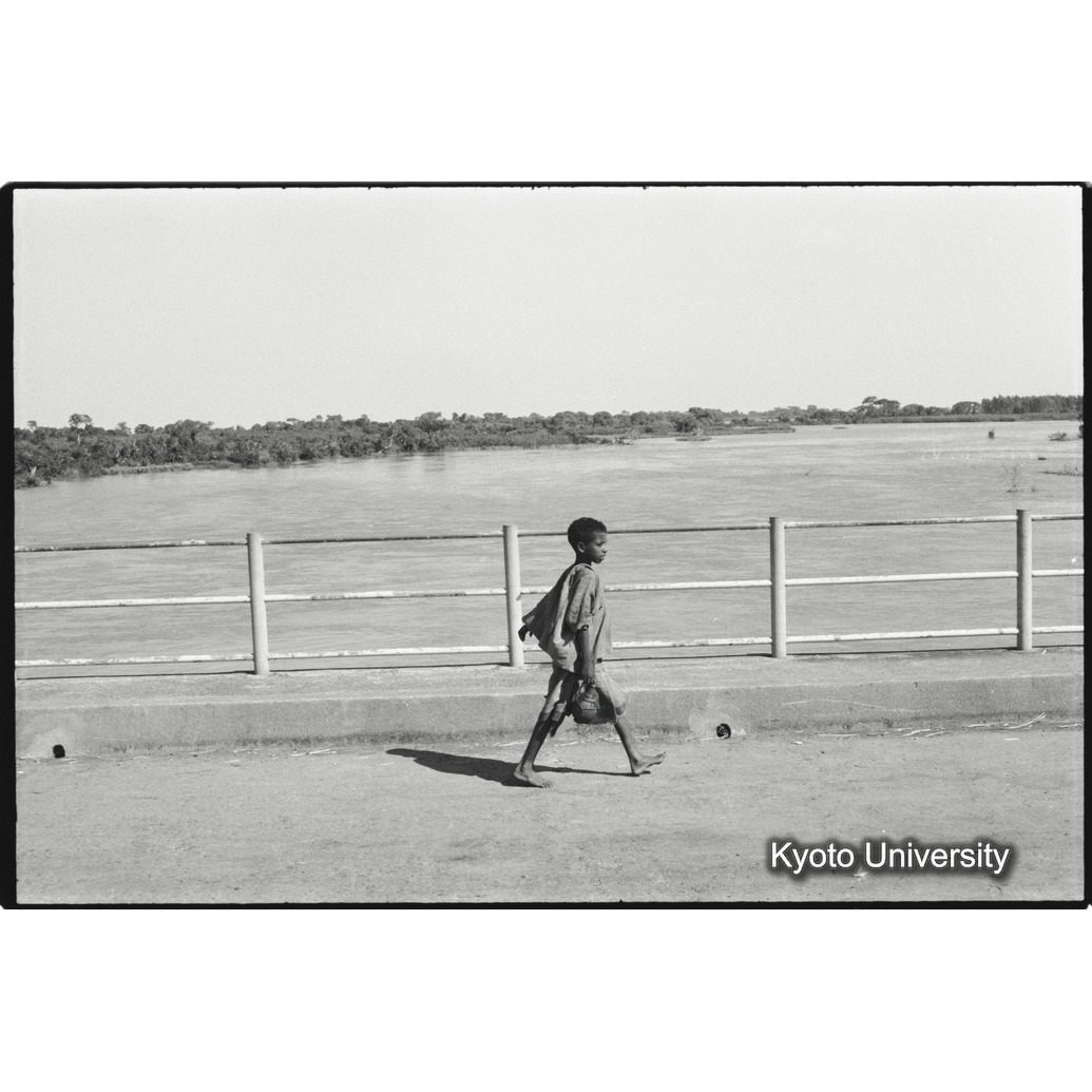 [６コマ目]「タナ湖の南端にかかる主道の橋」 (1)