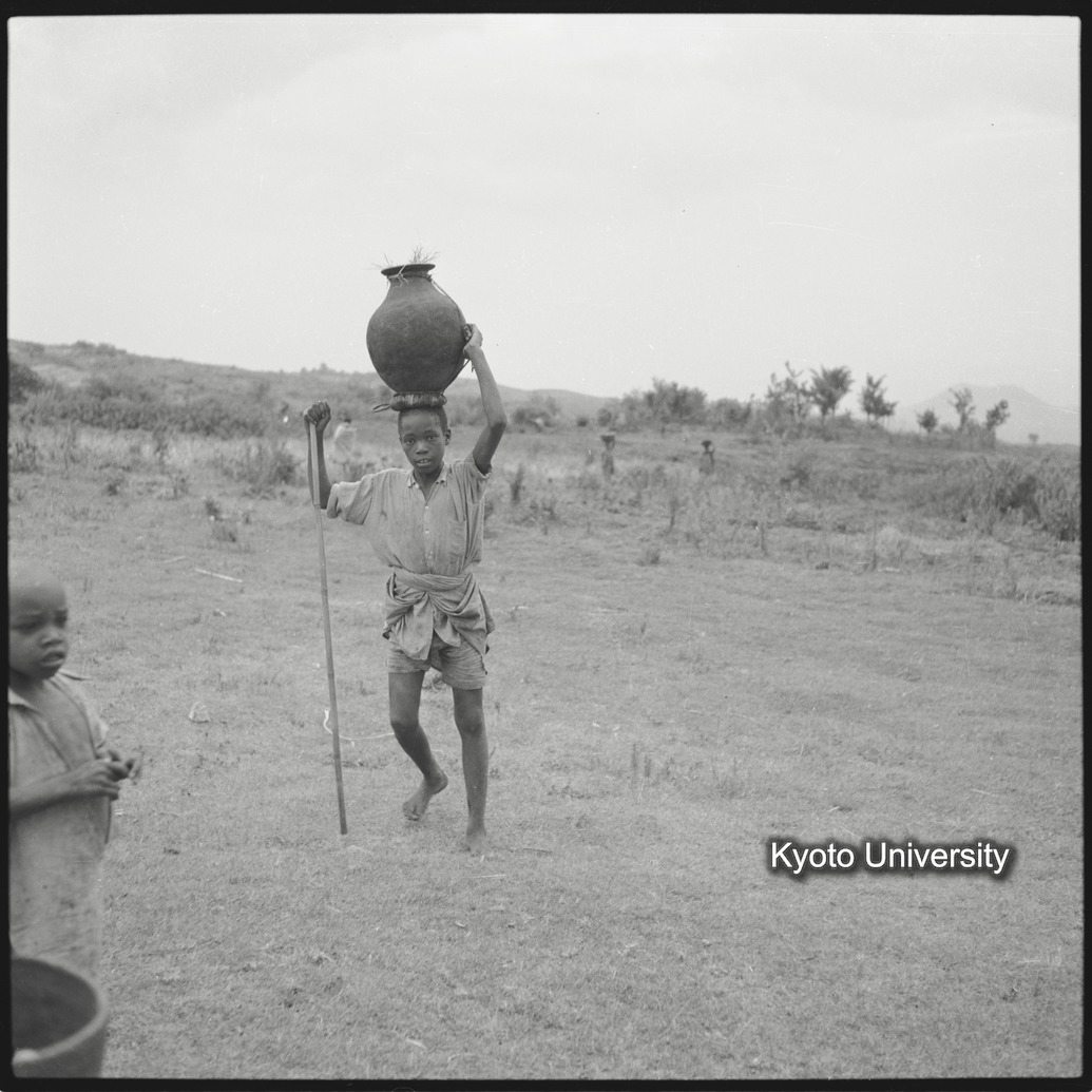 [２コマ目]「水がめを運ぶ少年」 (1)