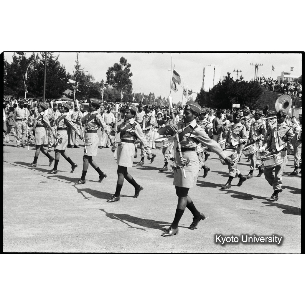 [４コマ目]「女子軍楽隊の行進」 (1)