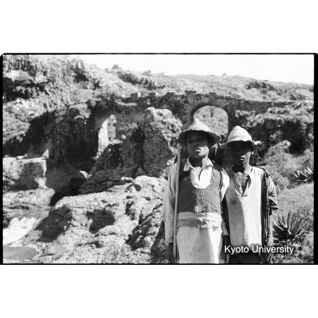 [２コマ目]「ポルトガルブリッジとアムハラの少年」 (1)