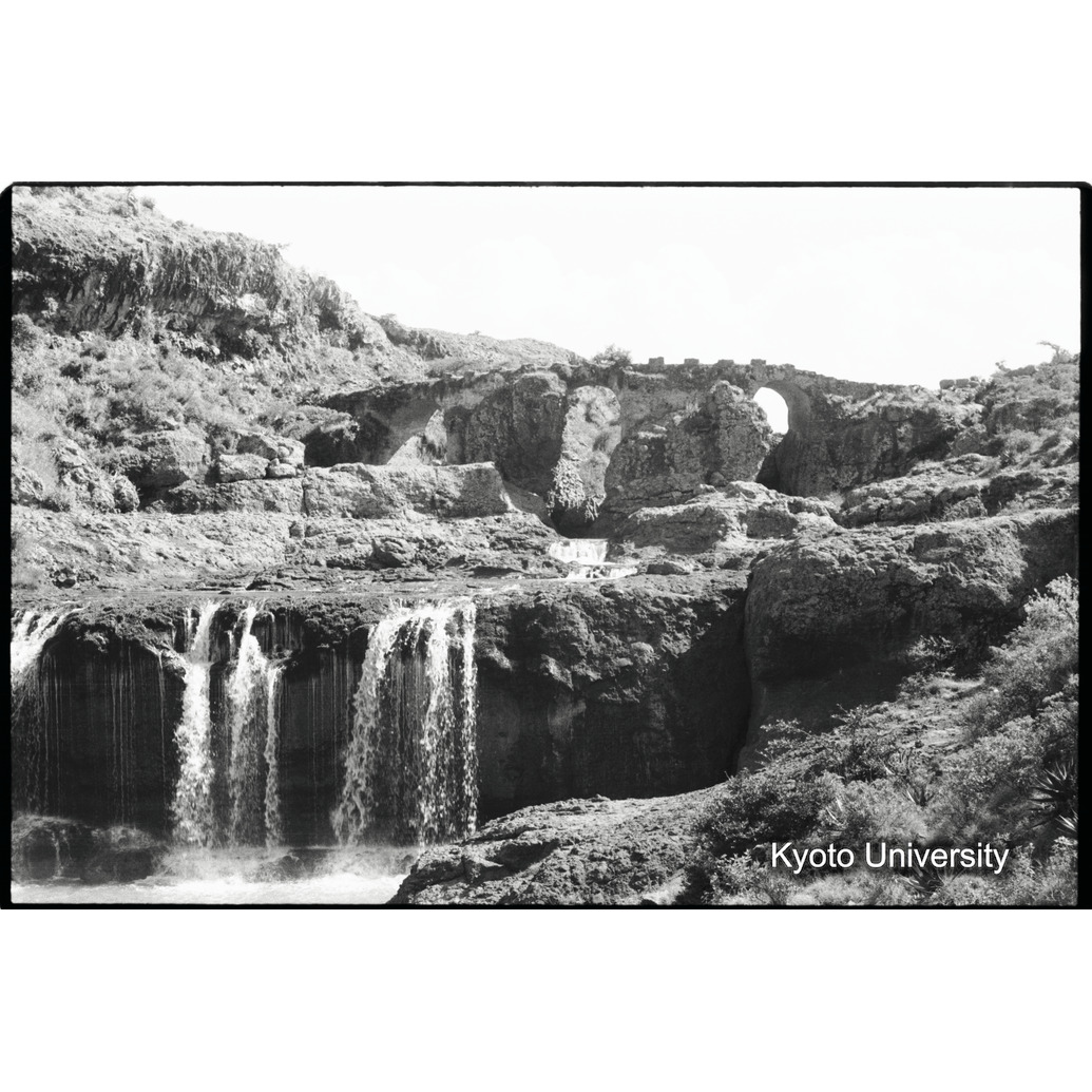 [４コマ目]「ティッシサット（Tissi Sat)の滝（１）」 (1)