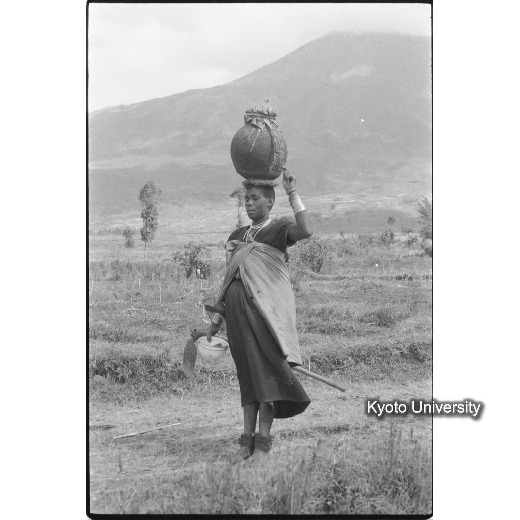 [22コマ目]「水を運ぶ若い女（１）」 (1)