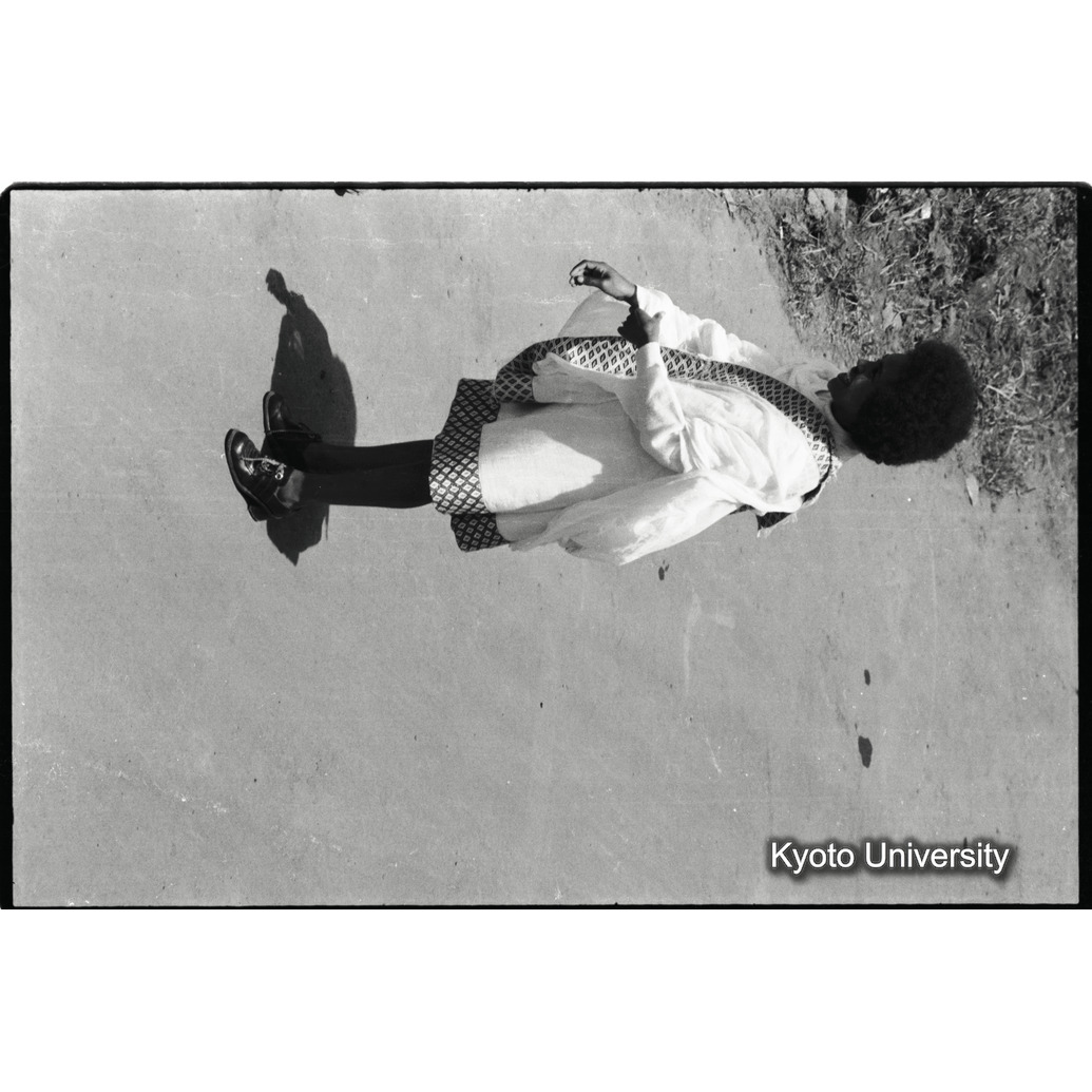 [２２コマ目]「女性の正装姿」 (1)