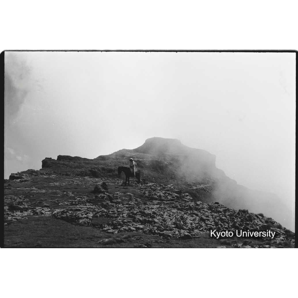 [５コマ目]「ガスでかすむエミエットゴゴの山頂」 (1)