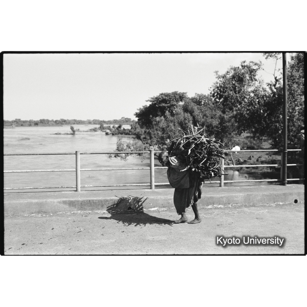 [１１コマ目]「荷をかつぐ」 (1)