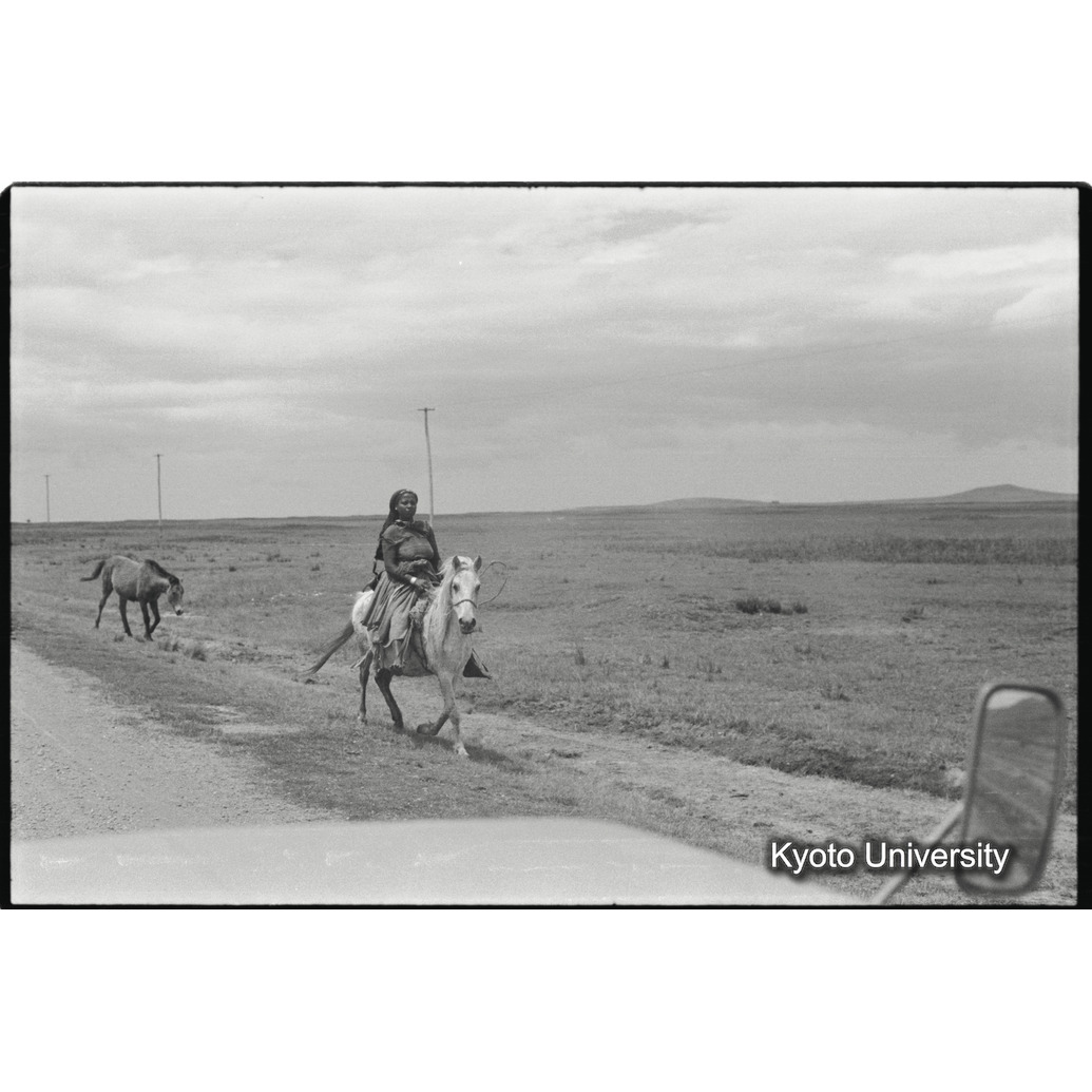 [１６コマ目]「馬に乗るシダモ族の女性」 (1)